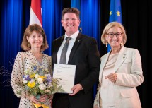 Landeshauptfrau Johanna Mikl-Leitner mit dem neuen Bezirkshauptmann von Baden Christian Pehofer und seiner Vorgängerin Verena Sonnleitner, nunmehrige Landesamtsdirektor-Stellvertreterin.