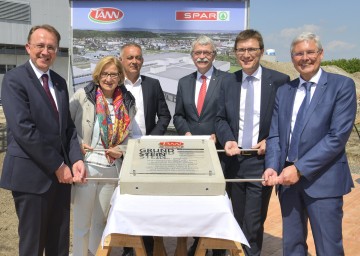 Grundsteinlegung für die Erweiterung des Fleisch- und Wurstverarbeitungsbetriebes TANN neben der SPAR-Zentrale in St. Pölten. Im Bild St. Pöltens Bürgermeister Matthias Stadler, 
<br />
Landeshauptfrau Johanna Mikl-Leitner, Landwirt Franz Rauscher, Helmut Gattringer, Leiter des TANN-Fleischwerks, SPAR-Geschäftsführer Alois Huber und SPAR-Vorstandsdirektor Hans K. Reisch (v.l.n.r.)
<br />

