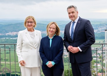 Landeshauptfrau Johanna Mikl-Leitner mit der italienischen Ministerpräsidentin Giorgia Meloni und Bundeskanzler Karl Nehammer.