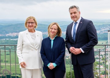 Landeshauptfrau Johanna Mikl-Leitner mit der italienischen Ministerpräsidentin Giorgia Meloni und Bundeskanzler Karl Nehammer.