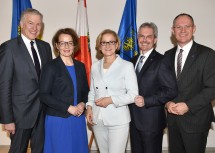 Martin Eichtinger, Christiane Teschl, Landeshauptfrau Johanna Mikl-Leitner, Karl Wilfing und Gerhard Karner (von links nach rechts).