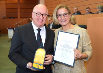 Landeshauptfrau Johanna Mikl-Leitner zeichnete den Historiker Stefan Karner, u. a. Gründungsdirektor und Leiter des wissenschaftlichen Beirates des Hauses der Geschichte im Museum Niederösterreich, mit dem „Silbernen Komturkreuz des Ehrenzeichens für Verdienste um das Bundesland Niederösterreich“ aus.