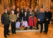 (vorne Mitte) Landeshauptfrau Johanna Mikl-Leitner mit Winzerkönigin Christiane Distl, (dahinter) Obmann Weinbauverein Perchtoldsdorf Anton Nigl, (li. außen) Pfarrer Josef Grünwidl, (dahinter v.l.) Landtagsabgeordneter Martin Schuster, Landesrat Martin Eichtinger, Bürgermeisterin Andrea Kö, „Hiatamutter und Hiatavater“ Barbara und Franz Breitenecker und (re. Außen) Nationalratsabgeordneter Johannes Schmuckenschlager mit weiteren Gästen bei der Festmesse zum Jubiläumsfest „600 Jahre Hiataeinzug“ in Perchtoldsdorf.