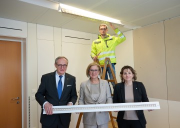 Landesamtsdirektor Werner Trock, Landeshauptfrau Johanna Mikl-Leitner, Obfrau der Dienststellenpersonalvertretung Sonja Strauß und Elektriker Thomas Wohlschlager.