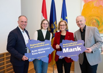 Eric Bouton, Betreiber des Kino „Acht Millimeter“ in Mank, mit Tochter Jaqueline Bouton, Landeshauptfrau Johanna Mikl-Leitner und Bürgermeister Martin Leonhardsberger (v.l.n.r.) mit der 100. „„Regionalkultur ist verlässlich echt“-Plakette.
