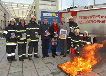 Landesfeuerwehrkommandant Dietmar Fahrafellner, Landesrätin Mag. Barbara Schwarz und Landesakademie-Geschäftsführer Dr. Christian Milota präsentierten den neuen Feuerwehr-Sprachführer (v.l.n.r.).