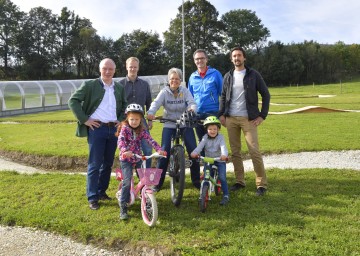 Freuen sich über die Entwicklungen in der Familienarena St. Corona am Wechsel: ecoplus-Geschäftsführer Mag. Helmut Miernicki, Mag. Markus Redl, Geschäftsführer Niederösterreichische Bergbahnen-Beteiligungsgesellschaft m.b.H, Wirtschafts- und Tourismus-Landesrätin Dr. Petra Bohuslav, Geschäftsführer Wiener Alpen in Niederösterreich Tourismus GmbH Markus Fürst, Geschäftsführender Gesellschafter Familienarena Bucklige Welt – Wechselland GmbH Karl Morgenbesser.