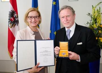 Der em. Universitätsprofessor Dr. Manfred Bietak, ehem. Leiter des Instituts für Ägyptologie an der Universität Wien und Mitglied der Österreichischen Akademie der Wissenschaften, erhielt das „Große Goldene Ehrenzeichen für Verdienste um das Bundesland Niederösterreich“.