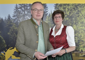 Über die neue Jagdgesetznovelle informierten Agrar-Landesrat Dr. Stephan Pernkopf und Dr. Susanne Gyenge, Leiterin der Abteilung Agrarrecht im Amt der NÖ Landesregierung. (v.l.n.r.)