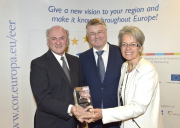 Verleihung der Auszeichnung \"Europäische Unternehmerregion  2017\" in Brüssel: Landeshauptmann Dr. Erwin Pröll, der Präsident des Ausschusses der Regionen Markku Markkula und Landesrätin Dr. Petra Bohuslav (v. l. n. r.).