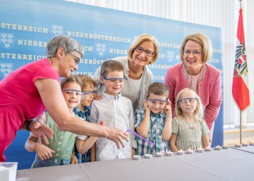 LH Johanna Mikl-Leitner und LR Teschl-Hofmeister: Experimentieren und Forschen bei der NÖ Ferienbetreuung.