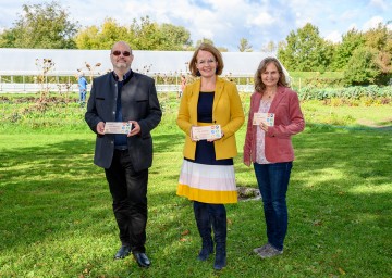 20 Jahre Tagesstätten der Emmausgemeinschaft St. Pölten: Emmaus-Geschäftsführer Karl Langer, Landesrätin Christiane Teschl-Hofmeister und Gabriele Kellner, Leiterin der CityFarm, in der CityFarm in St. Pölten (v.l.n.r.).