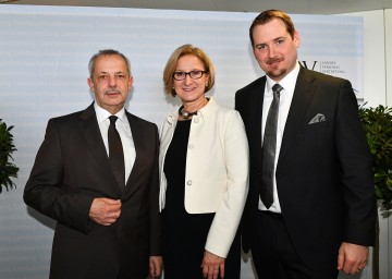 Landeshauptfrau Johanna Mikl-Leitner (Mitte) mit dem scheidenden LPV-Obmann Hans Freiler (links) und dem neuen LPV-Obmann Hans Zöhling (rechts)