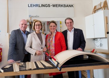 Arbeiterkammer Niederösterreich-Präsident und ÖGB Niederösterreich-Vorsitzender Markus Wieser, Landeshauptfrau Johanna Mikl-Leitner, Landesrätin Susanne Rosenkranz und Wolfgang Ecker, Präsident der Wirtschaftskammer Niederösterreich, bei der Lehrlingswerkbank der Tischlerei Krumböck. (v.l.n.r.)