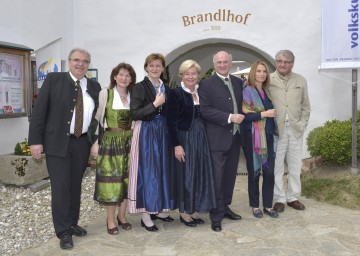 Feierten zehn Jahre Brandlhof in Radlbrunn: Justizminister Mag. Wolfgang Brandstetter und Gattin Christine, Dorothea Draxler, Geschäftsführerin der Volkskultur Niederösterreich, Elisabeth und Landeshauptmann Dr. Erwin Pröll, TV-Moderatorin Barbara Stöckl und Schriftsteller Peter Turrini. (v.l.n.r.)