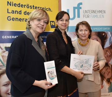 Informierten über die Lebensrealitäten und Rahmenbedingungen für Familien in Niederösterreich: Familien-Landesrätin Mag. Barbara Schwarz, Bundesministerin Dr. Sophie Karmasin und Wirtschaftskammer-Präsidentin KR Sonja Zwazl. (v.l.n.r.)