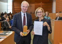 Dipl.-Ing. Dr. DDr. h.c. Hubert Hasenauer, Rektor a.D. an der Universität für Bodenkultur Wien, erhielt das „Goldene Komturkreuz des Ehrenzeichens für Verdienste um das Bundesland Niederösterreich“.