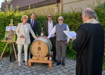 Weinsegnung im Gut Wagram in Mitterstockstall mit Abt Georg Wilfinger, von links nach rechts: Landeshauptfrau Johanna Mikl-Leitner, Bürgermeister Matthias Stadler, Winzer Clemens Strobl und Josef Wildburger. 