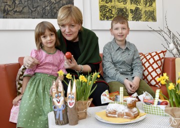 Landesrätin Mag. Barbara Schwarz mit Magdalena und Nikolas bei den Vorbereitungen zum Osterfest.