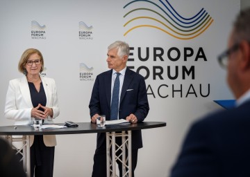 Landeshauptfrau Johanna Mikl-Leitner mit dem neuen Präsidenten des Europa-Forums Wachau, Michael Linhart.
