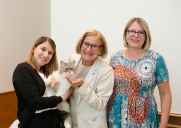 Landeshauptfrau Johanna Mikl-Leitner zu Besuch beim Unternehmen „Like Cats and Dogs“ von Pia Weidinger (re).