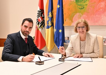 Der Präsident der Industriellenvereinigung Niederösterreich Kari Ochsner und Landeshauptfrau Johanna Mikl-Leitner.