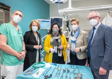 Präsentation des neuen Berufsbilds „Operationstechnische Assistenz“ im Universitätsklinikum St. Pölten: Im Bild LH-Stellvertreter Stephan Pernkopf, Susanne Gröschel von der NÖ Landesgesundheitsagentur, Elisabeth Klang, Pflegedirektorin des LK Horn, Landesrätin Christiane Teschl-Hofmeister und Oberarzt Michael Vock (v.r.n.l.)