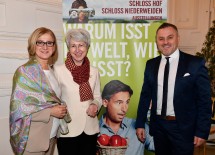 Eröffnung der Sonderausstellung „Warum isst die Welt, wie sie isst? – Aus der Erde auf den Teller“ auf Schloss Hof: Landeshauptfrau Johanna Mikl-Leitner, Elisabeth Udolf-Strobl vom Bundesministerium für Digitalisierung und Wirtschaftsstandort sowie Mag. Klaus Panholzer von der Schloss Schönbrunn Kultur- und BetriebsgesmbH. (v.l.n.r.)