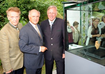 Univ.Prof. Dr. Bernd Lötsch, Direktor des Naturhistorischen Museums Wien, LH Dr. Erwin Pröll und Mag. Carl Aigner, Direktor des NÖ Landesmuseums in St. Pölten (v.l.n.r.), haben die Venus von Willendorf auf ihrem Zwischenstopp an ihrem Fundort entgegengenommen.