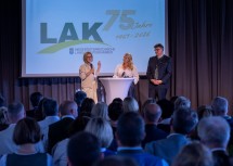Landeshauptfrau Johanna Mikl-Leitner (links) und NÖ LAK-Präsident Andreas Freistetter (rechts) im Gespräch mit Moderatorin Birgit Perl (Mitte) beim Festakt 75 Jahre Landarbeiterkammer Niederösterreich.