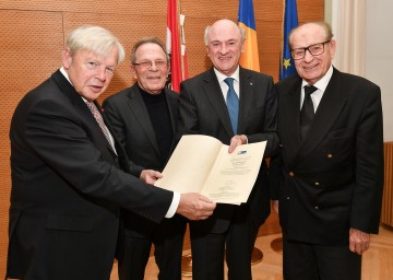 Mag. Dr. Hans Magenschab, Johannes Coreth und Prof. Dr. Paul Twaroch, Präsident des Niederösterreich-Fonds, gratulierten Landeshauptmann Dr. Erwin Pröll (2.v.r.) zum Ehrenpräsidenten des Niederösterreich-Fonds.