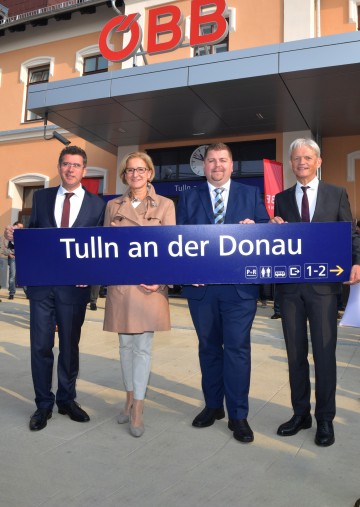 Eröffnung des neuen Bahnhofes in Tulln: Bürgermeister Peter Eisenschenk, Landeshauptfrau Johanna Mikl-Leitner, Bundesrat Andreas Spanring und ÖBB-Vorstandsdirektor Franz Bauer (von links nach rechts).