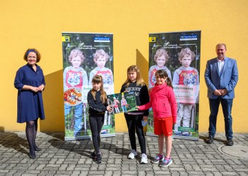 Landesrätin Christiane Teschl-Hofmeister und Bürgermeister Stefan Gratzl mit Kindern der Volksschule Hafnerbach
<br />
