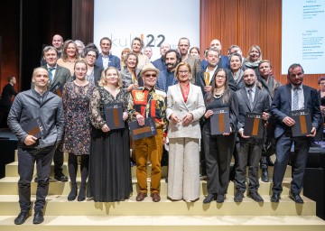 Landeshauptfrau Johanna Mikl-Leitner im Kreis der Preisträgerinnen und Preisträger der 62. Kulturpreise des Landes Niederösterreich.