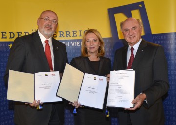 Unterzeichneten den Vertrag über die Entschärfung von 13 gefährlichen Eisenbahnkreuzungen in Niederösterreich: Landeshauptmann Dr. Erwin Pröll, Verkehrsministerin Doris Bures, ÖBB-Infrastruktur-Vorstandsdirektor Ing. Mag. Andreas Matthä (v. r. n. l.)