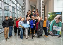 Vertreterinnen und Vertreter der Siegergemeinden mit Familien- und Bildungs-Landesrätin Christiane Teschl-Hofmeister und dem Projektteam Spielplatzbüro der NÖ Familienland GmbH.