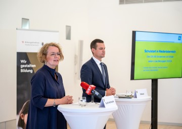 Landesrätin Christiane Teschl-Hofmeister und Bildungsdirektor Karl Fritthum informierten über Zahlen, Daten und Fakten