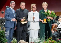 Generalanwalt des Österreichischen Raiffeisenverbandes Erwin Hameseder, Karel Mark Chichon, Landeshauptfrau Johanna Mikl-Leitner und Elīna Garanča (v.l.n.r.)