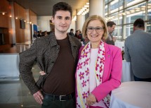 Landeshauptfrau Johanna Mikl-Leitner mit Elementarpädagoge Lukas Schredl.