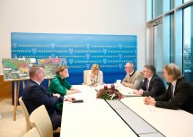 (v.l.n.r.) Umweltanwalt Thomas Hansmann, Landesrätin Susanne Rosenkranz, Landeshauptfrau Johanna Mikl-Leitner, LH-Stellvertreter Stephan Pernkopf, Landesrat Ludwig Schleritzko und Thomas Knoll, Österreichische Gesellschaft für Landschaftsarchitektur.