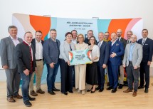 Gruppenfoto rund um Landeshauptfrau Johanna Mikl-Leitner mit Vertreterinnen und Vertretern der Landesausstellung sowie Gemeindevertreter der LEADER-Region Moststraße.