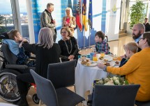 Landeshauptfrau Johanna Mikl-Leitner beim Austausch mit den Betroffenen