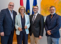 (v.l.) Hannes Neuwirth (Zentralbehindertenvertrauensperson NÖ LGA), Zentralbetriebsrat Gottfried Feiertag, Landeshauptfrau Johanna Mikl-Leitner und Markus Schwarz (stv. Zentralbehindertenvertrauensperson).