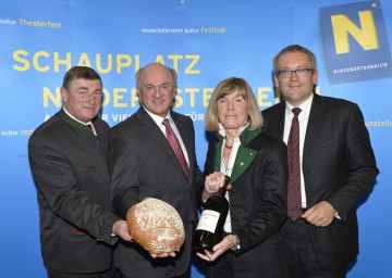 Freuen sich über 305.366 Besucherinnen und Besucher bei der NÖ Landesausstellung 2013:  Bürgermeister Johann Panzer (Asparn an der Zaya), Landeshauptmann Dr. Erwin Pröll, Bürgermeisterin Gertrude Riegelhofer (Poysdorf) und Landesausstellungsgeschäftsführer Kurt Farasin (v. l. n. r.)