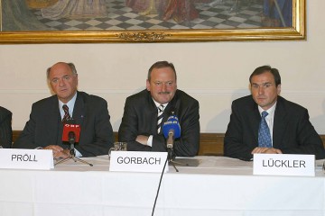 Landeshauptmann Dr. Erwin Pröll, Verkehrsminister Hubert Gorbach und ASFINAG-Vorstandsdirektor Dipl.Ing Franz Lückler (v.l.n.r.) präsentierten heute die wichtigsten Baumaßnahmen und Straßenausbauprojekte in der Ostregion. 