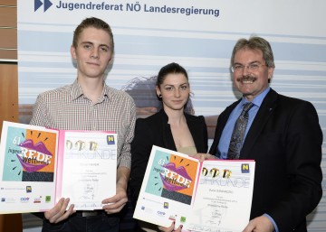 Den Siegerinnen und Siegern des diesjährigen NÖ Jugendredewettbewerbs gratulierte LR Mag. Karl Wilfing (re.) gestern, 16. April, in St. Pölten.