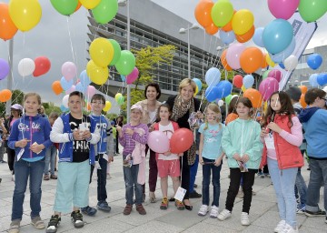 Eröffnung der NÖ Familienland GmbH: Familien-Landesrätin Mag. Barbara Schwarz und Geschäftsführerin Mag. Barbara Trettler mit den Kindern beim Luftballonstart vor dem Landhausschiff.