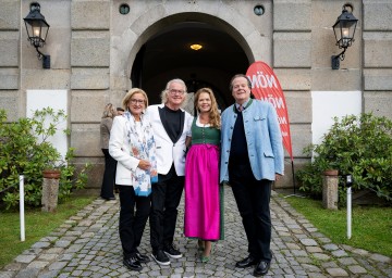 Landeshauptfrau Johanna Mikl-Leitner mit Intendant Peter Hofbauer und den Schlossherren Stephanie und Johannes zu Fürstenberg kurz vor Beginn der Premiere vor Schloss Weitra.