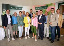 Gruppenfoto beim Waldland-Sommerfest rund um Landeshauptfrau Johanna Mikl-Leitner und Bundesministerin Klaudia Tanner
