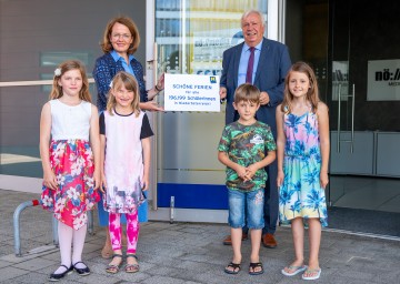 Bildungs-Landesrätin Christiane Teschl-Hofmeister und Bildungsdirektor Johann Heuras (hinten) mit den Schulkindern Anna, Rosa, Dorian und Emely (vorne, v.l.n.r.)